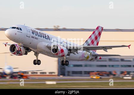 Volotea Airlines A319-112 (EC-NDG, 3364) con partenza dall'aeroporto di Amburgo Finkenwerder verso Tolosa Foto Stock