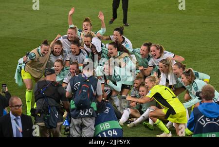 Milton Keynes, Regno Unito. 27th luglio 2022. Calcio, donne, Campionato europeo, Germania - Francia, round finale, Semifinale, stadio MK. I giocatori tedeschi incoraggiano dopo la partita. Credit: Sebastian Gollnow/dpa/Alamy Live News Foto Stock