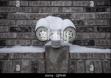Una foto di luci di copertura neve e sensori di sicurezza Stagione invernale Foto Stock