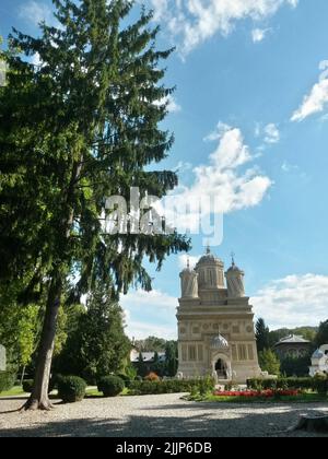 Una vista a distanza verticale della cattedrale ortodossa Curtea de Arges in Romania Foto Stock