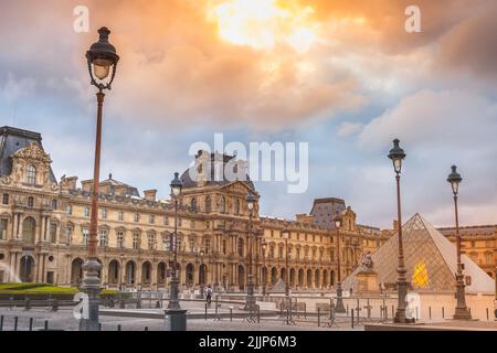 Luci di via del Louvre dalle Tuileries e dal cielo spettacolare, Parigi, Francia Foto Stock