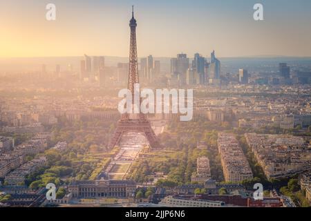 Torre Eiffel e la Defense all'alba drammatica Parigi, Francia Foto Stock