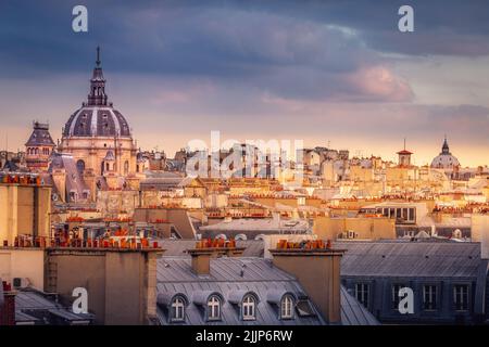 Quarto tetti parigini latini all'alba dorata Parigi, Francia Foto Stock