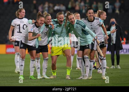 Milton Keynes, Regno Unito. 27th luglio 2022. Calcio, donne, Campionato europeo, Germania - Francia, round finale, Semifinale, stadio MK. I giocatori della Germania festeggiano dopo la partita. Credit: Sebastian Gollnow/dpa/Alamy Live News Foto Stock