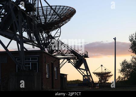 Un'antenna del telescopio di un miglio visto di fronte a due delle antenne del telescopio di mezzo miglio al Mullard radio Astronomy Observatory, Cambridge Foto Stock