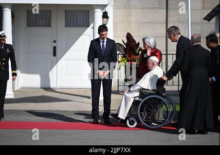 Quebec, Canada. 27th luglio 2022. Il primo ministro canadese Justin Trudeau riceve Papa Francesco. Nell'ambito del suo viaggio di sei giorni in Canada, Papa Francesco ha in programma di celebrare la Messa al Santuario Nazionale di Quebec City e incontrare i rappresentanti della chiesa. Credit: dpa/dpa/Alamy Live News Foto Stock