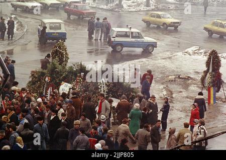 Bucarest, Romania, gennaio 1990. Memoriale per le vittime della rivoluzione anticomunista rumena del dicembre 1989 in Piazza dell'Università, uno dei punti chiave della rivolta. La gente si riunì ogni giorno nelle settimane successive all'evento, per deporre fiori, accendere candele e pregare. Foto Stock