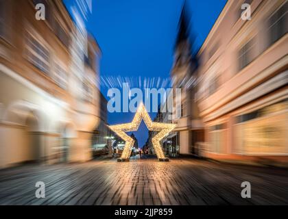 Una messa a fuoco selettiva di una grande stella illuminazione nel mezzo della strada a Opole, Polonia Foto Stock