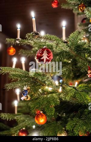 Il bellissimo primo scatto di decorazioni albero di Natale Foto Stock