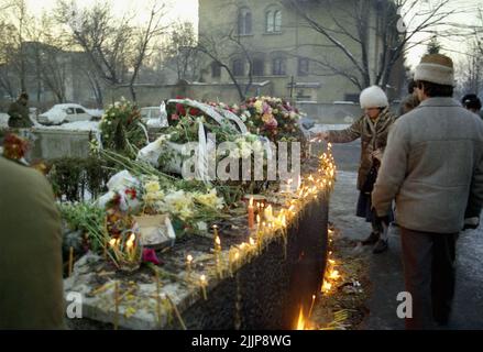 Bucarest, Romania, gennaio 1990. Le candele bruciano per le vittime della rivoluzione anticomunista rumena del dicembre 1989 in Piazza Romana, uno dei punti chiave della rivolta. Foto Stock