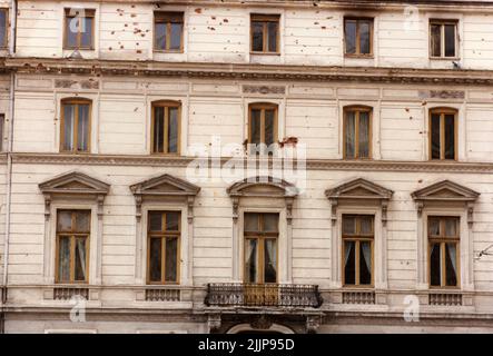 Bucarest, Romania, gennaio 1990. Edificio storico deteriorato dal fuoco durante la rivoluzione romena anticomunista del dicembre 1989. Foto Stock