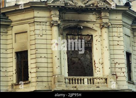 Bucarest, Romania, gennaio 1990. Edificio storico a Piata Palatului/ Piata Revolutiei distrutto dal fuoco durante la rivoluzione romena anticomunista del dicembre 1989. Foto Stock