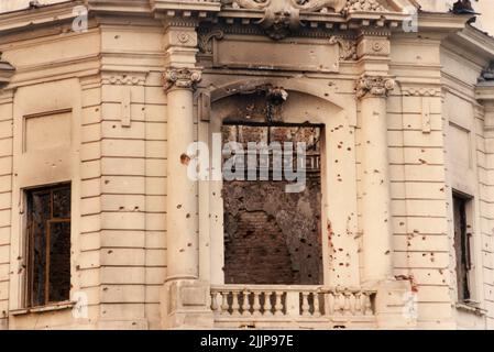 Bucarest, Romania, gennaio 1990. Edificio storico a Piata Palatului/ Piata Revolutiei distrutto dal fuoco durante la rivoluzione romena anticomunista del dicembre 1989. Foto Stock