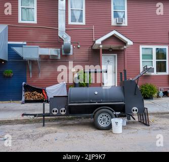 NEW ORLEANS, LA, Stati Uniti d'America - 9 LUGLIO 2022: Fumatore per servizi pesanti in uso all'esterno del ristorante di carne a Mid City Foto Stock