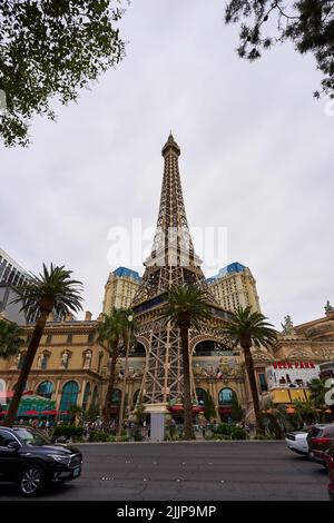 Un'inquadratura a basso angolo della Torre Eiffel a Las Vegas Foto Stock