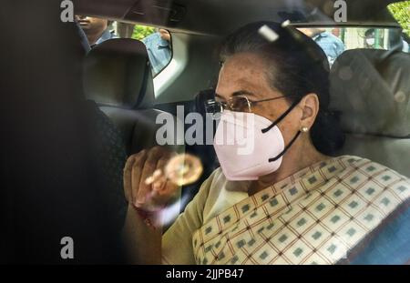 NEW DELHI, INDIA - 27 LUGLIO: Il presidente provvisorio del Congresso Sonia Gandhi lascia l'ufficio della direzione dell'applicazione (ed), il giorno 3rd di interrogatorio nel caso National Herald, dalla sua residenza ad Akabar Road il 27 luglio 2022 a Nuova Delhi, India. Mercoledì il presidente provvisorio del Congresso Sonia Gandhi è apparso davanti all'ufficio della direzione dell'esecuzione nella capitale nazionale per la terza tornata di interrogativi in relazione a un caso di riciclaggio di denaro legato al giornale National Herald. (Foto di Raj K Raj/Hindustan Times/Sipa USA) Foto Stock