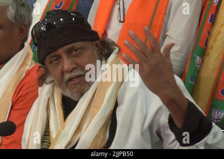 India. 27th luglio 2022. KOLKATA, INDIA - 27 LUGLIO: Bharatiya Janata Party (BJP) membro del Comitato esecutivo nazionale e l'attore Bollywood Mithun Chakraborty interagisce con i media presso l'ufficio del partito BJP il 27 luglio 2022 a Kolkata, India. (Foto Samir Jana/Hindustan Times/Sipa USA) Credit: Sipa USA/Alamy Live News Foto Stock