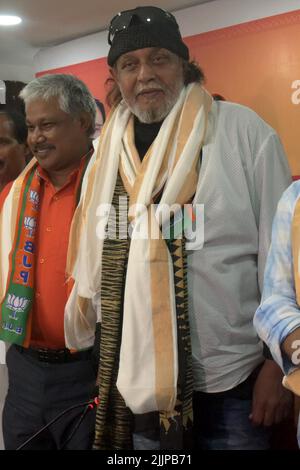 India. 27th luglio 2022. KOLKATA, INDIA - 27 LUGLIO: Bharatiya Janata Party (BJP) membro del Comitato esecutivo nazionale e l'attore Bollywood Mithun Chakraborty interagisce con i media presso l'ufficio del partito BJP il 27 luglio 2022 a Kolkata, India. (Foto Samir Jana/Hindustan Times/Sipa USA) Credit: Sipa USA/Alamy Live News Foto Stock