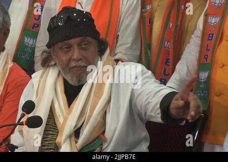 India. 27th luglio 2022. KOLKATA, INDIA - 27 LUGLIO: Bharatiya Janata Party (BJP) membro del Comitato esecutivo nazionale e l'attore Bollywood Mithun Chakraborty interagisce con i media presso l'ufficio del partito BJP il 27 luglio 2022 a Kolkata, India. (Foto Samir Jana/Hindustan Times/Sipa USA) Credit: Sipa USA/Alamy Live News Foto Stock