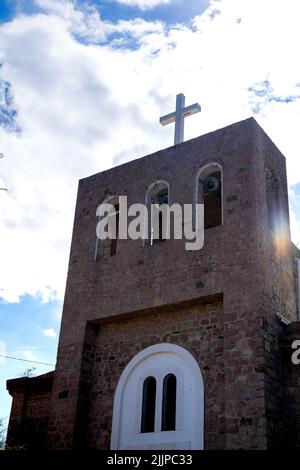 Una chiesa rurale sotto la luce del sole Foto Stock