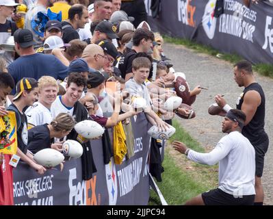 Latrobe, Stati Uniti. 27th luglio 2022. I fan di Pittsburgh Steelers si allineano per gli autografi dopo il primo giorno di campo di allenamento al Saint Vincents College a Latrobe Pennsylvania mercoledì 27 luglio 2022 Foto di Archie Carpenter/UPI Credit: UPI/Alamy Live News Foto Stock