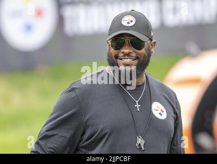 Latrobe, Stati Uniti. 27th luglio 2022. Pittsburgh Steelers capo allenatore Mike Tomlin durante il primo giorno di campo di formazione a Saint Vincent College in Latrobe Pennsylvania Mercoledì, Luglio 27, 2022 Foto di Archie Carpenter/UPI Credit: UPI/Alamy Live News Foto Stock