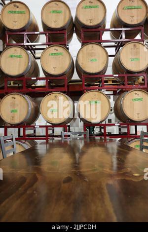 Una foto verticale di una cantina con botti di vino impilate a Henderson, Nevada Foto Stock