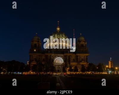 Berlino, Germania. 27th luglio 2022. La Cattedrale di Berlino non è più illuminata. Questo è il modo di risparmiare energia del paese, una delle conseguenze della guerra in Ucraina. Credit: Paul Zinken/dpa/Alamy Live News Foto Stock