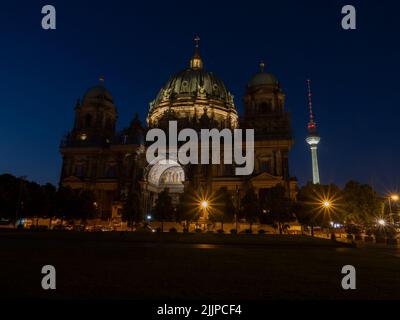 Berlino, Germania. 27th luglio 2022. La Cattedrale di Berlino non è più illuminata. Questo è il modo di risparmiare energia del paese, una delle conseguenze della guerra in Ucraina. Credit: Paul Zinken/dpa/Alamy Live News Foto Stock