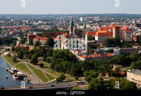 Cracovia, Polonia, 21st 2022 luglio: Un panorama aereo di Cracovia e del castello di Wawel preso dalla mongolfiera Balon Widokowy. Foto Stock