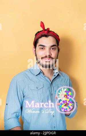 Primo piano di un giovane uomo che celebra la Giornata internazionale della donna Foto Stock