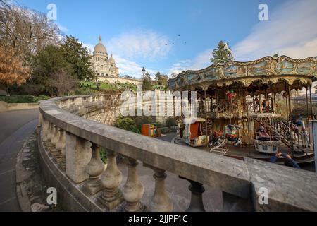 I turisti camminano sullo sfondo della Basilica del Sacro cuore, collina di Montmartre, Francia Foto Stock