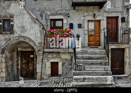 La facciata di un'antica casa ornata di fiori a Pecocostanzo Foto Stock