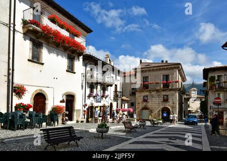 Una vista di piazza adornata di fiori tra gli edifici di Pescocostanzo Foto Stock