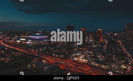 Una vista aerea di una bella città di notte con luci che brillano sotto il cielo scuro Foto Stock