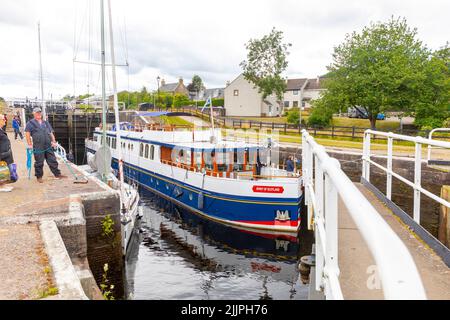 Barca Spirit of Scotland che passa attraverso le chiuse sul canale Caledonian a Inverness, Highlands scozzesi, Scozia, Regno Unito Foto Stock