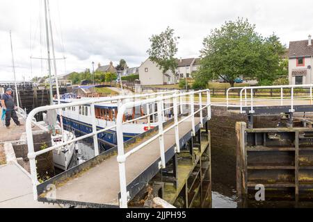 Barca Spirit of Scotland che passa attraverso le chiuse sul canale Caledonian a Inverness, Highlands scozzesi, Scozia, Regno Unito Foto Stock