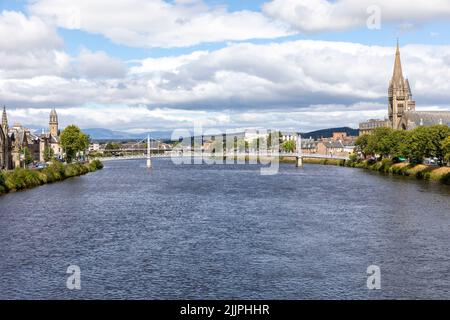 Fiume Ness che scorre attraverso la città di Inverness, la capitale delle Highlands scozzesi, Scozia, in una giornata estiva soleggiata nel luglio 2022, Regno Unito Foto Stock