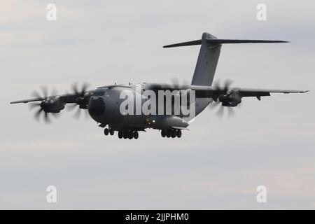 ZM419, un atlante Airbus A400M C1 operato dalla Royal Air Force, arrivando a RAF Fairford in Gloucestershire, Inghilterra, per partecipare al Royal International Air Tattoo (RIAT) 2022. Foto Stock
