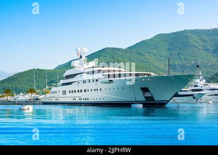 Tivat, Montenegro - 18 giugno 2022: Yacht di lusso nel porto turistico di Porto Montenegro Foto Stock