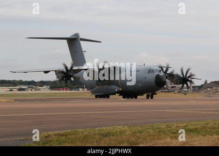 ZM419, un atlante Airbus A400M C1 operato dalla Royal Air Force, arrivando a RAF Fairford in Gloucestershire, Inghilterra, per partecipare al Royal International Air Tattoo (RIAT) 2022. Foto Stock