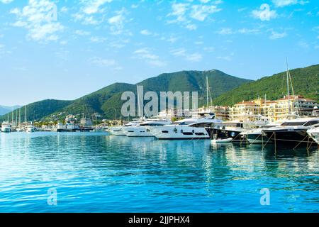 Tivat, Montenegro - 18 giugno 2022: Paesaggio del porto turistico di Porto Montenegro con le residenze sul mare e la bella passeggiata Foto Stock