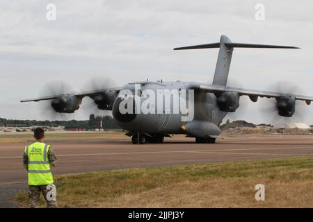 ZM419, un atlante Airbus A400M C1 operato dalla Royal Air Force, arrivando a RAF Fairford in Gloucestershire, Inghilterra, per partecipare al Royal International Air Tattoo (RIAT) 2022. Foto Stock