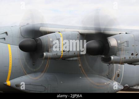 ZM419, un atlante Airbus A400M C1 operato dalla Royal Air Force, arrivando a RAF Fairford in Gloucestershire, Inghilterra, per partecipare al Royal International Air Tattoo (RIAT) 2022. Questa immagine mostra i motori Europrop TP400-D6 abbinati ai propulsori Ratier-Figeac. Foto Stock