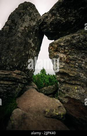 Un colpo verticale di due pietre con alberi nel mezzo Foto Stock