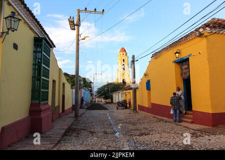 Una bella vista di edifici colorati in Trinidad sotto il cielo blu Foto Stock