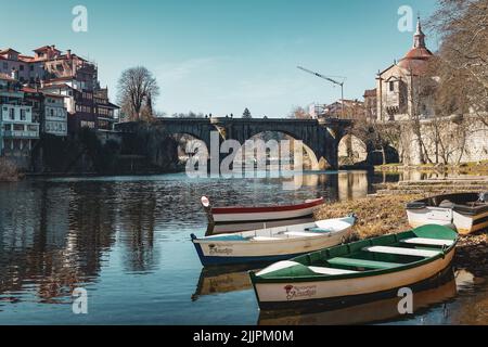 Una splendida vista sul fiume Tamega e sul Ponte Amarante ad Amarante, Portogallo Foto Stock