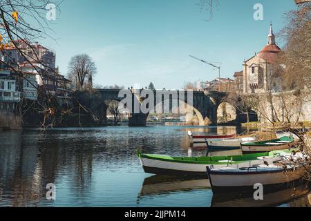 Una splendida vista sul fiume Tamega e sul Ponte Amarante ad Amarante, Portogallo Foto Stock