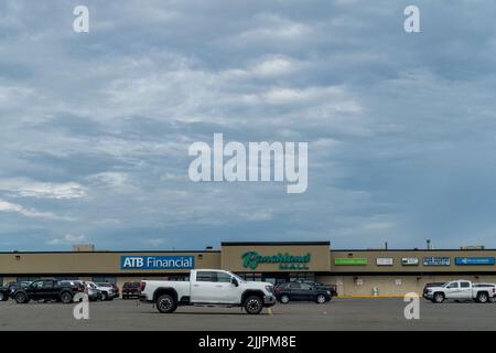 Pincher Creek, Alberta, Canada - 6 luglio 2022: Vista esterna del Ranchland Mall, un piccolo centro commerciale al coperto nella campagna del Canada Foto Stock