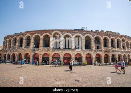 Un gruppo di turisti che camminano di fronte al municipio di Verona Foto Stock